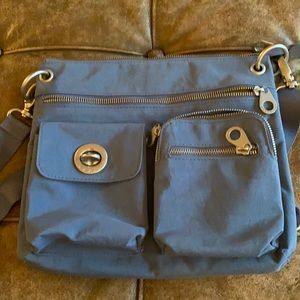 EUC Baggallini cross body bag